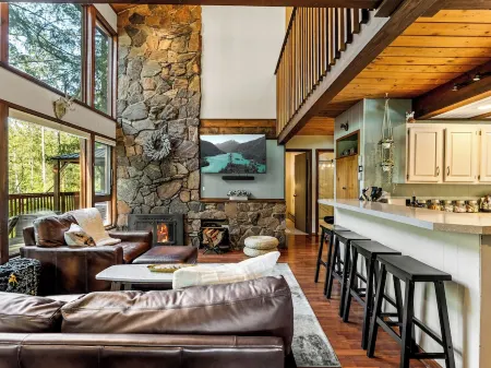 Riverfront Cabin, Covered Hot Tub, King Beds, Dual Shower, Pets - Fox Haven Отели в г. Баринг