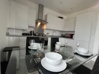 1-Bedroom Apartment – Business & Leisure | Sleeps 4 | Free Parking & Netflix