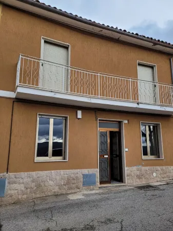 Charming house in a mountain village Отели рядом с достопримечательностью «Rocca Calascio»