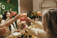 5min walk to beach! Perfect for a Girls Getaway, local wineries & restaurants! فنادق في Port Weller