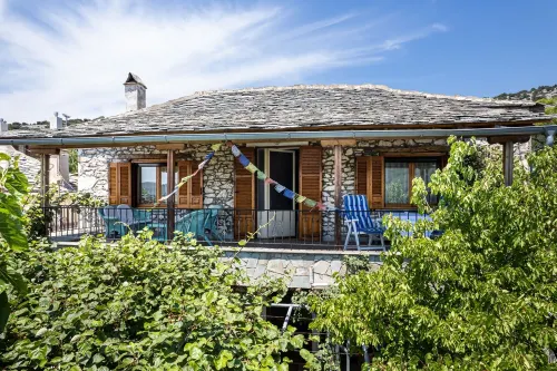 Historic stone house with charm in Theologos - plenty of space & village idyll