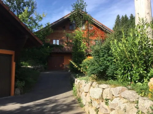 Romantic artist's house by the pond Pet-friendly