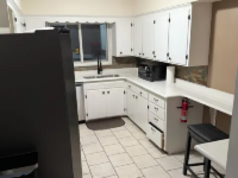 Luxury 2BR with spa bath, huge kitchen & living room—prime Toledo location!