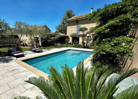 MAS EN PROVENCE Отели в г. Нов