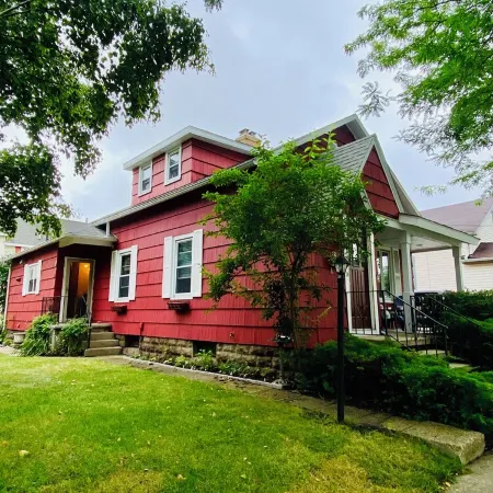 Beautiful, restored home a few steps from downtown Manistee!
