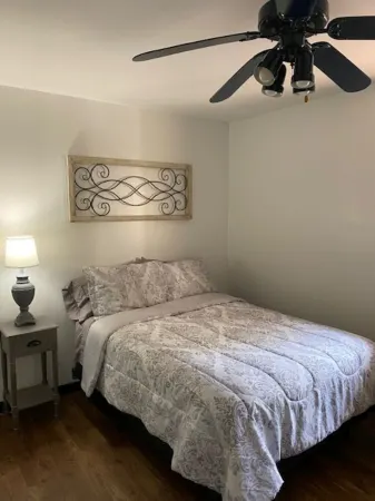 Charming 2-bedroom townhome in delightful New Bern with WiFi, AC Отели рядом с достопримечательностью «White & Allen PA»