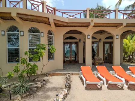 SOPHISTICATED LUXURY -- Beach Front Villa