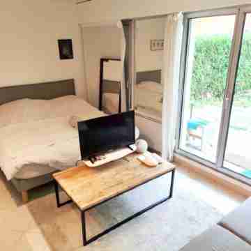 Luminous Studio Champs Elysées with  terrace. Rooms