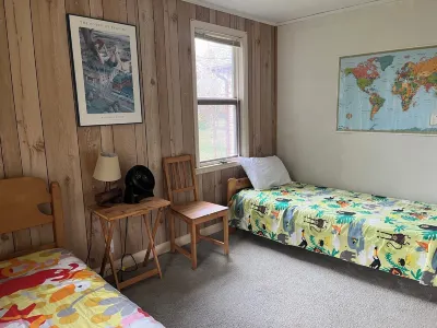 5 Minutes to Southampton's gorgeous beach! Family and pet friendly cottage. Отели рядом с достопримечательностью «Southampton Beach»