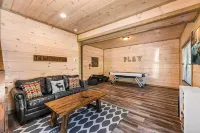 Relax in Cozy 3-Bedroom Cabin, Just a Quick 6-Min dr from Island at Pigeon Forge