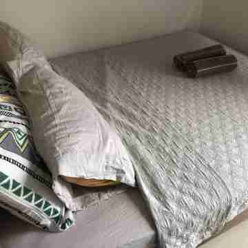 Cozy 1 bedroom by the mall with Netflix Rooms