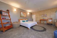 Charming 1 bedroom studio sea front and  huge  creole garden with AC, WiFi Hotel a Port Louis