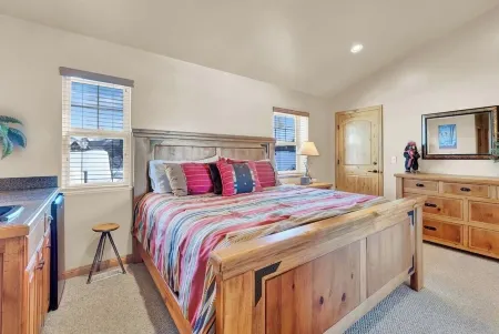 Mountain Paradise: Townhome Living at the Crossroads of Ski and Golf-Sleeps 10+