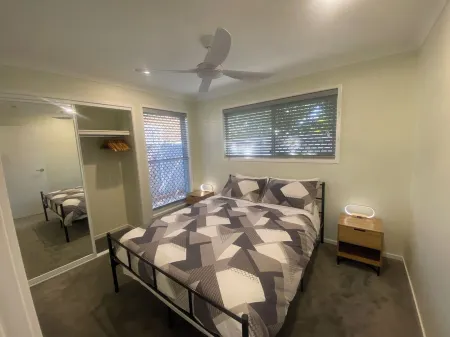 Brand New 2BR Coastal Home w/ Outdoor Entertaining – 350m to Beach, Pier & cafes