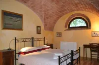 Holiday, where Tuscany is still authentic. 16th c. Villa, Infinity Pool: Ginepro