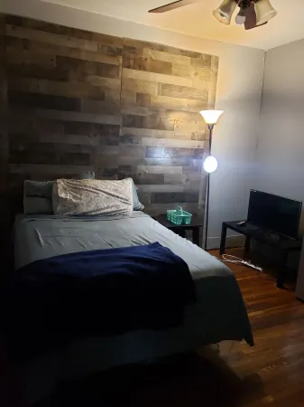 #3 Urban Cul deSac 1 Priv Double Size Bed / shared bath near UAB/ Sloss /Airport Отели рядом с достопримечательностью «ГАТС»