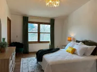 Papas Pool House: Secluded Pool and Hot Tub Retreat