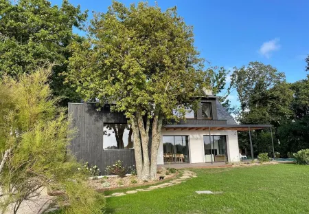 Quiet vacation home with swimming pool