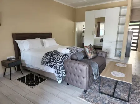 Bustani 2 - Spacious Secure and Private Apartment - Self-catering Отели в г. Иденвейл