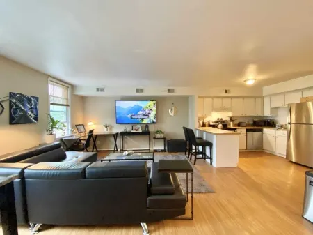 Charming 2-bedroom townhome with AC,  Ridley Park near Boeing, Train, Philly