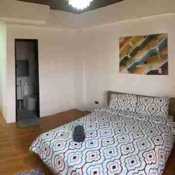 Accessible 3-bedroom apartment with WiFi, AC, heater  near Clark Mabalacat Gate Rooms