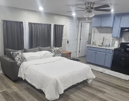 Charming apartment with a full size kitchen AC and WiFi in wonderful New Boston