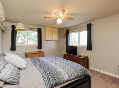 Cottage on the lake.  Great for a family or gathering with friends or events 喬治亞灣羣島國家公園附近的飯店