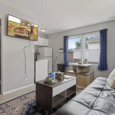 Rustic Spacious Studio/Aurora area/Sleeps 2/Pet Friendly/FREE WI-FI & Parking