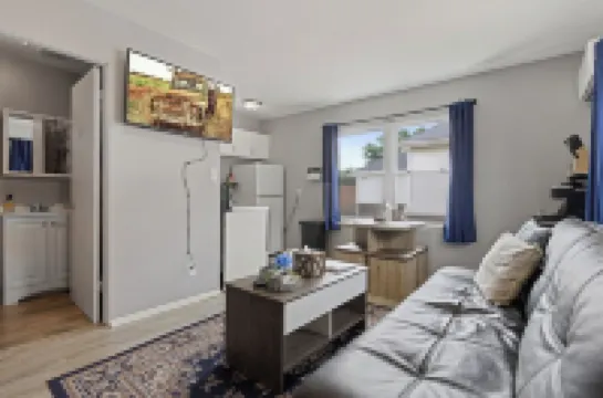 Rustic Spacious Studio/Aurora area/Sleeps 2/Pet Friendly/FREE WI-FI & Parking