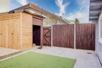 Luxury Studio Cabin - Central Location - Parking