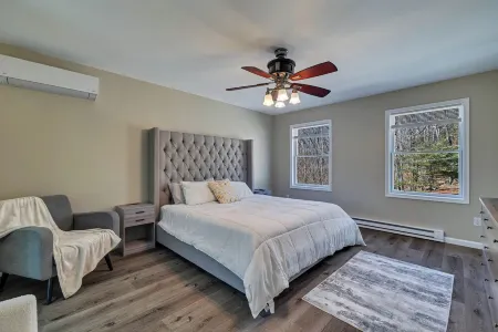 4-bedroom house in charming Saw Creek Poconos area with pool access, plus more! Отели в г. Леман тауншип