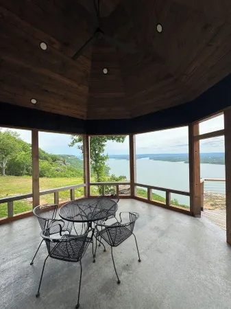 Diamond Bluff Lodge on Greers Ferry Lake