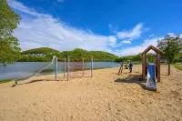 Chalet on the Diemelsee with lake view, sun terrace and much more. Pet friendly Hotel di Diemelsee