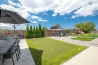 Modern Luxury Retreat | Heated Pool, Theatre & Putting Green