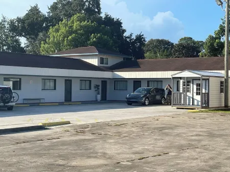 Newly remodeled 14-room hotel in charming St. Mary's .