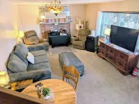 Private 2br/1.5ba Suite in a house with separate entrance, WiFi, Parking!