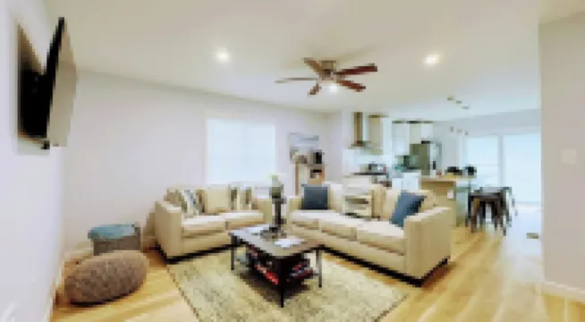 POOL + OUTDOOR MOVIES + FIRE PIT Paradise - Minutes to Beach