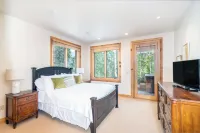 Winter IS Coming!  Epic Ski-in/Out 4Br+Home Hot Tub, fp, Deck, Garage, Views,