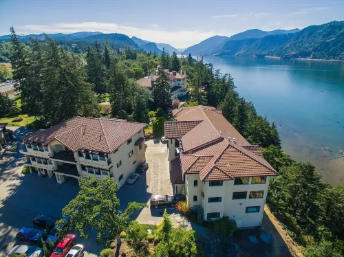 Luxurious Condominium 1 - 3 bedrooms available