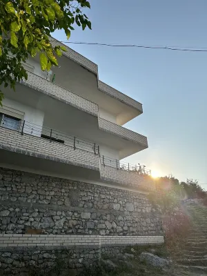 TRANQUIL LAKEHOUSE 3bedroom Villa in Zogaj Shkodër with breathtaking Lake views Hotels in 