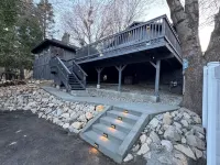 Treehouse cabin newly renovated minutes to Lake Gregory!