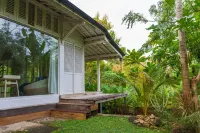 Peaceful Retreat with a Lush Garden & Open-Air Patio Hotels in Pajangan