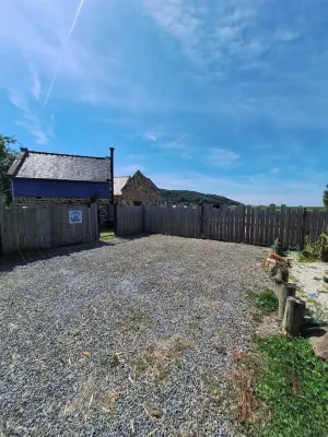 Stone cottage with private garden, in a quiet location, on the Mont-Saint-Michel bay Hotels in Roz-sur-Couesnon