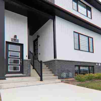 Luxury Modern Townhouse Six Minutes to the Falls Hotel Exterior