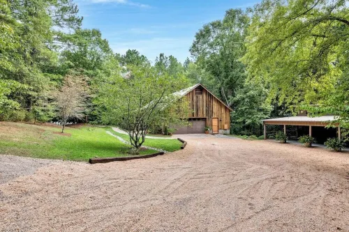 Church Farm cabin is a cozy cabin for an unforgettable stay in central Alabama