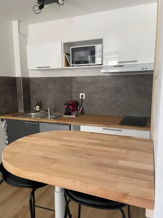 Apparently T2 equipped Отели в г. Сен-Симфорьен-д'Озон