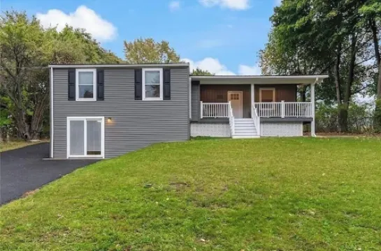 The Hillside House offers a great getaway for family and friends. Hotels in Sodus Point