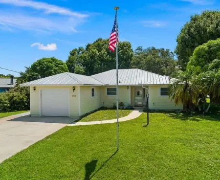 Charming 3-bedroom house/ lake, huge backyard, WiFi, fishing, 10 mins from beach