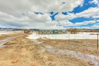 Spacious Tierra Amarilla Ranch House w/ Deck! - Parkplatz