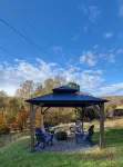 Charming 4-bedroom house in Oakland WiFi, Foosball table, game console, hot tub